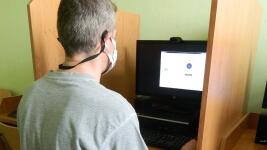 Odsouzený při online návštěvě
